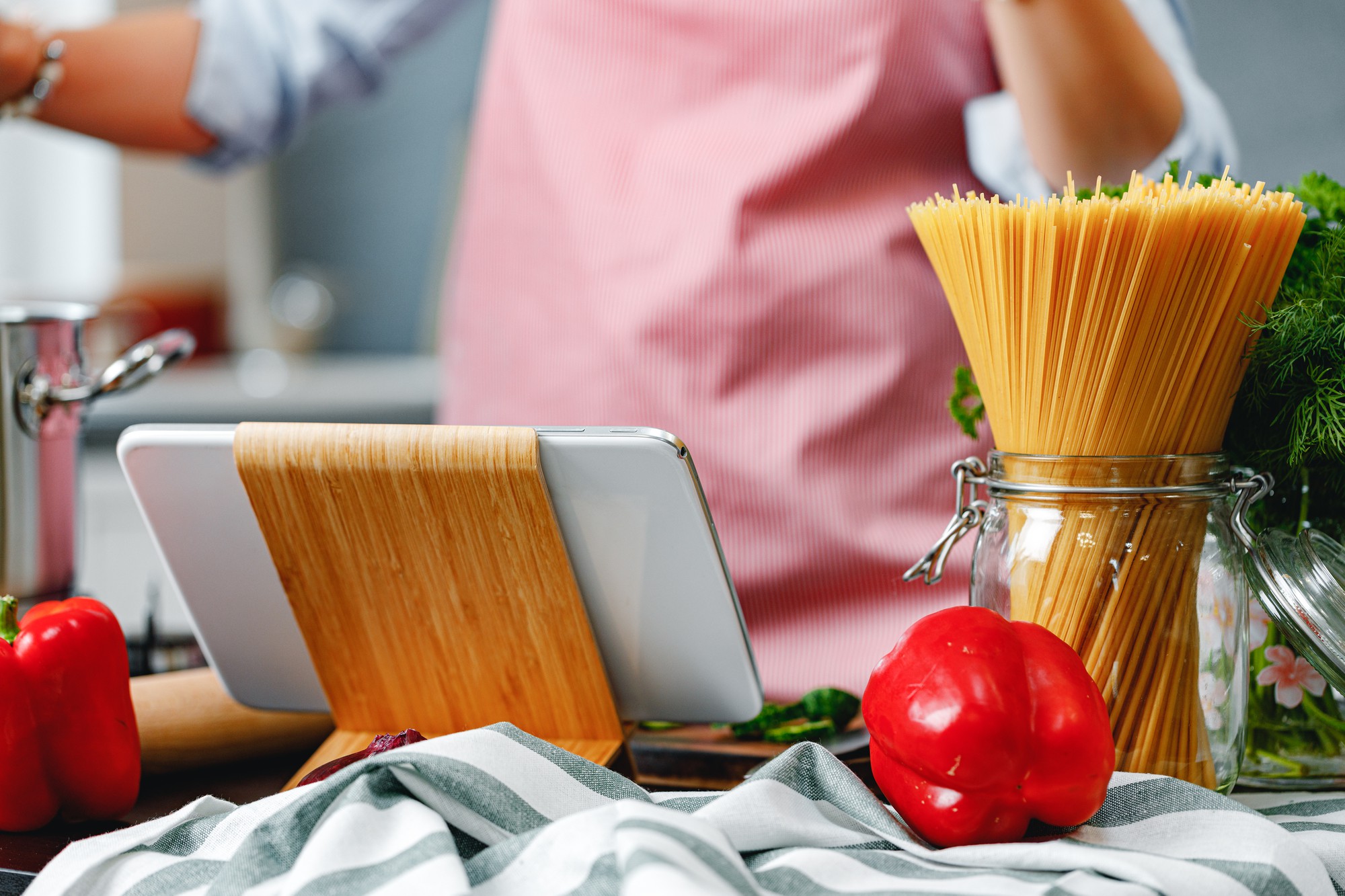 Banco di lavoro con ingredienti freschi e strumenti da cucina