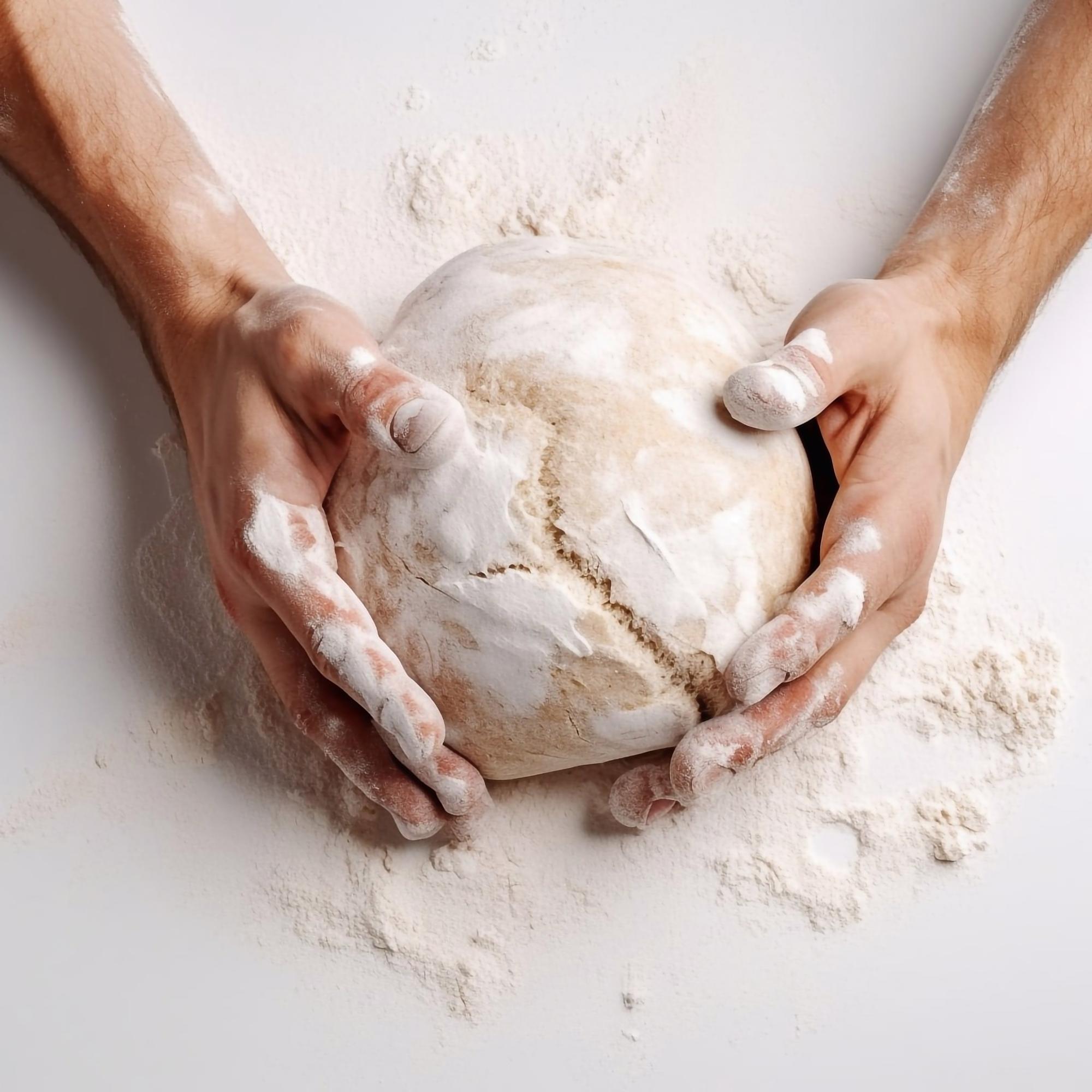 Chef insegna tecnica di impasto su banco di legno